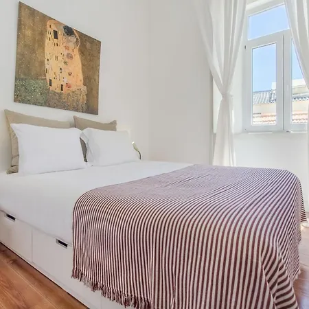 公寓 Bright 2br On Bica Steps | Walk To Chiado