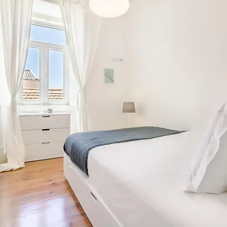 公寓 Bright 2br On Bica Steps | Walk To Chiado *