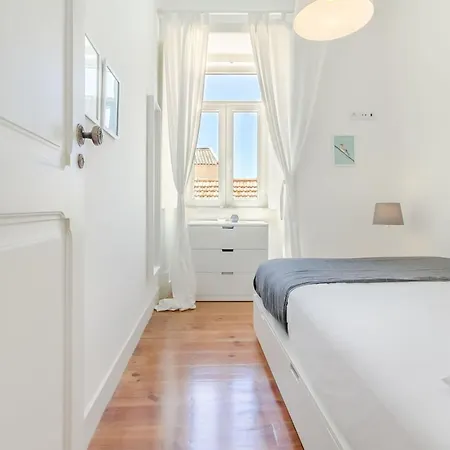 公寓 Bright 2br On Bica Steps | Walk To Chiado *