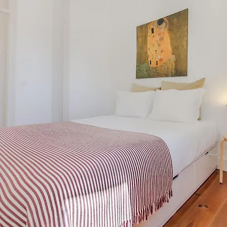 Bright 2br On Bica Steps | Walk To Chiado 公寓 *