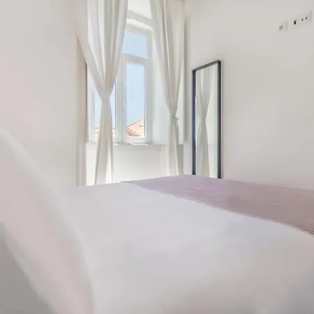 公寓 Bright 2br On Bica Steps | Walk To Chiado *