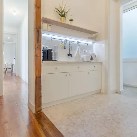 Bright 2br On Bica Steps | Walk To Chiado 公寓