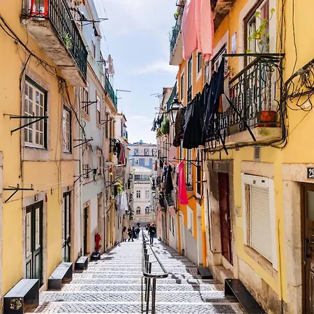 Bright 2br On Bica Steps | Walk To Chiado 公寓 *